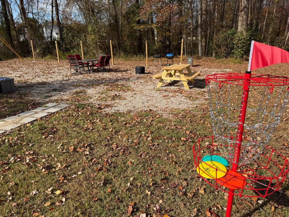 Gamers & Disc Golfers Dream Stay! Spacious 4BR in Peaceful Setting House in North Carolina