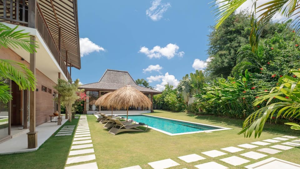 Property building, Garden, Garden view, Pool view, Swimming pool, sunbed