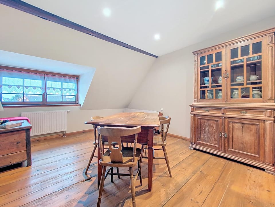 Kitchen or kitchenette, Dining area