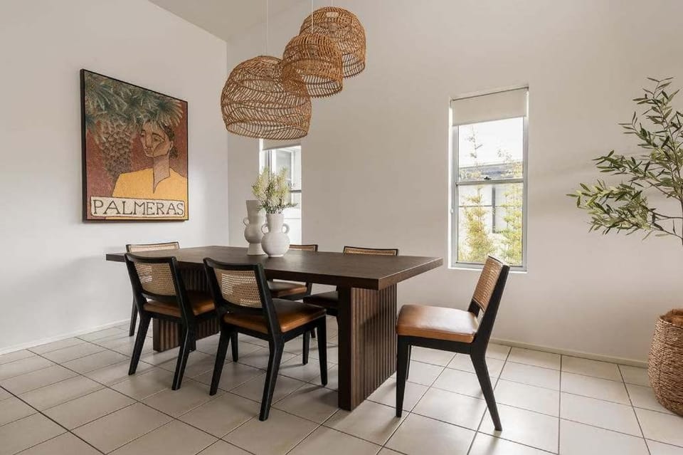 Living room, Decorative detail, Seating area, Dining area