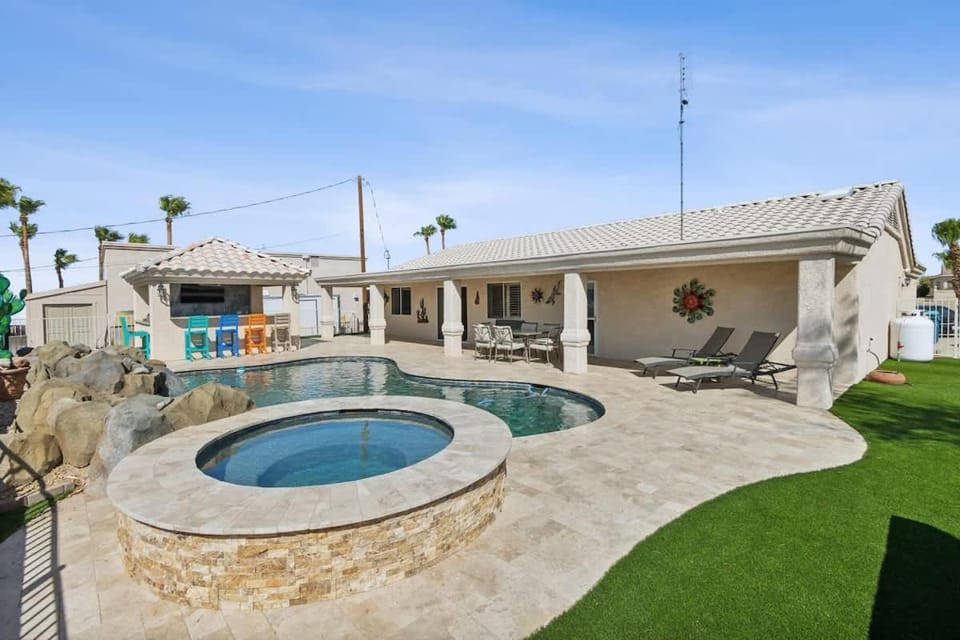 Havasu Hacienda - Pool Hot Tub Outdoor Kitchen House in Lake Havasu City