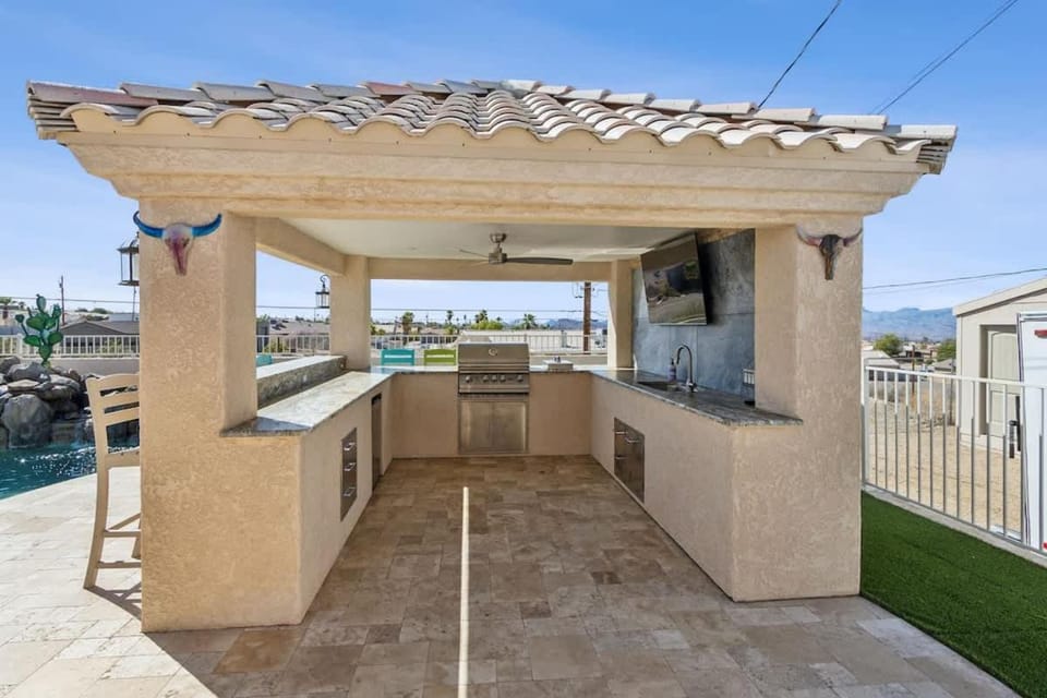Havasu Hacienda - Pool Hot Tub Outdoor Kitchen House in Lake Havasu City