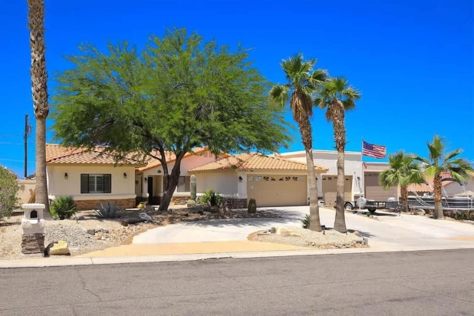 Havasu Sunset Hideaway-Swim Up Pool Bar & Firepit House in Lake Havasu City