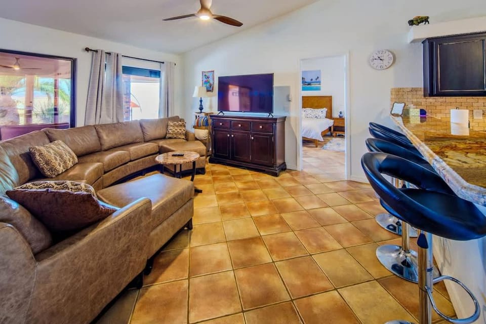 Havasu Sunset Hideaway-Swim Up Pool Bar & Firepit House in Lake Havasu City