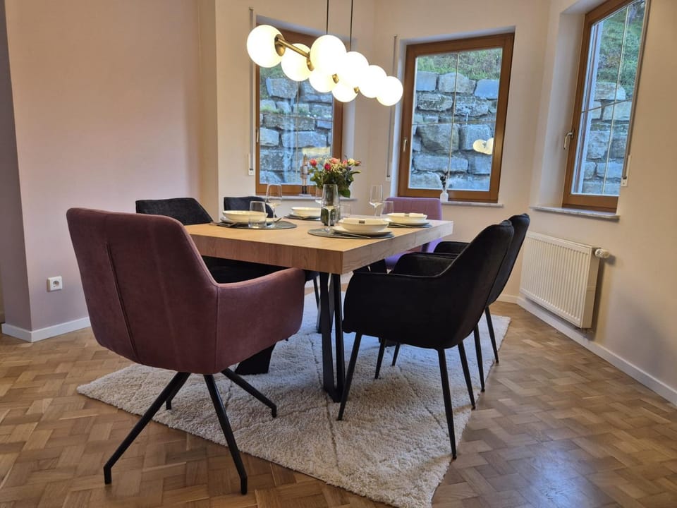 Seating area, Dining area