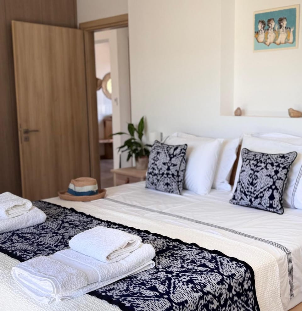 Bed, Bedroom, towels, wardrobe