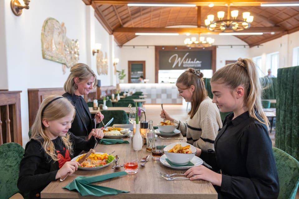 Restaurant/places to eat, People, Food and drinks, Banquet/Function facilities, Food, Lunch, Dinner, children, group of guests, Family