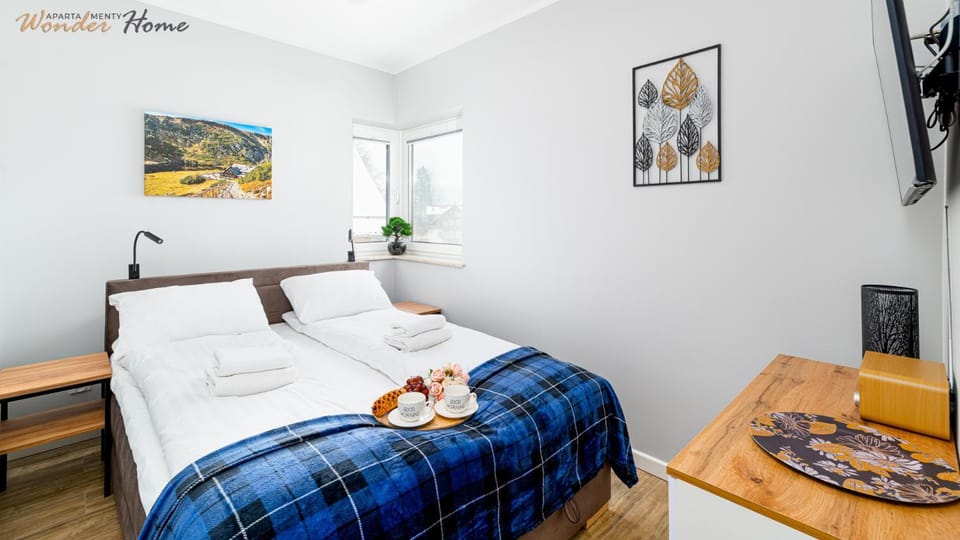 Bed, TV and multimedia, Photo of the whole room, Bedroom