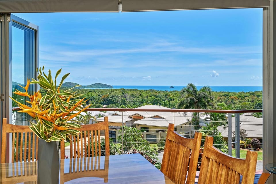 BEDROCK Palm Cove I Private Pool I Sea Views I Family Retreat House in Palm Cove