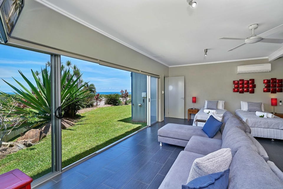 BEDROCK Palm Cove I Private Pool I Sea Views I Family Retreat House in Palm Cove