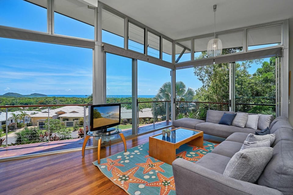 BEDROCK Palm Cove I Private Pool I Sea Views I Family Retreat House in Palm Cove