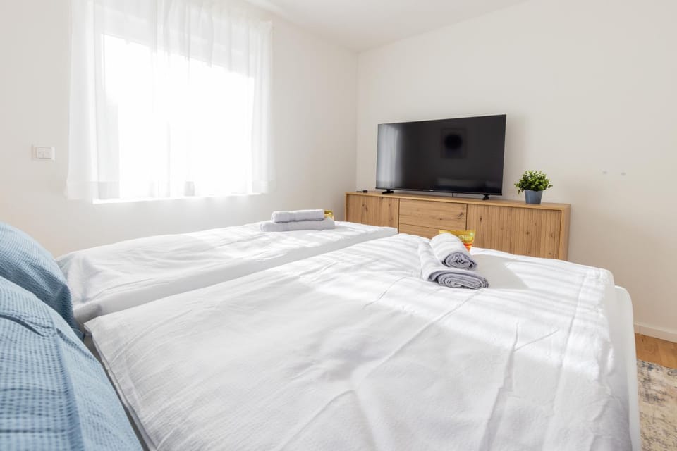 Bed, TV and multimedia, Photo of the whole room, Evening entertainment, Bedroom, towels