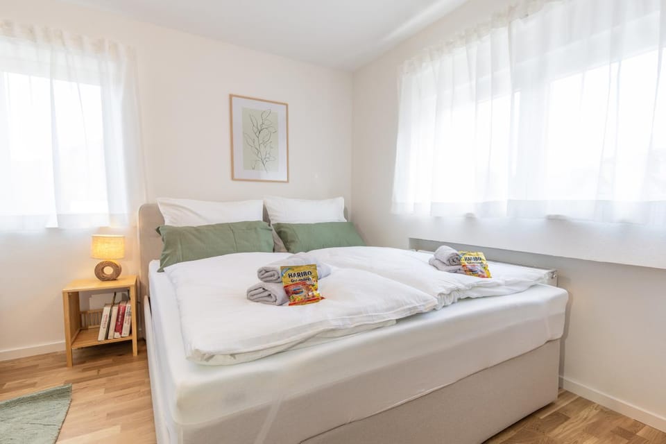 Bed, Photo of the whole room, Bedroom, towels