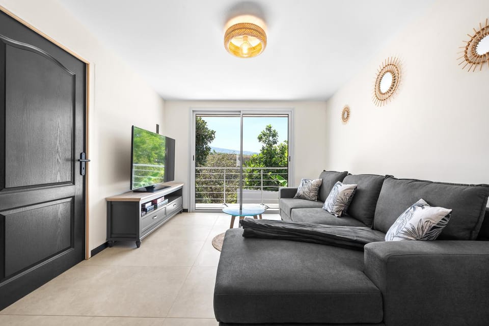 TV and multimedia, View (from property/room), Living room, Mountain view