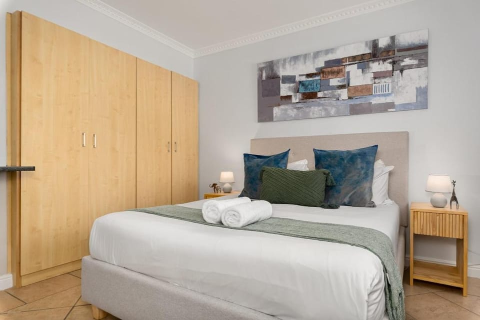 Planet Africa Studio | Pool | Gym | BBQ Apartment in Sea Point