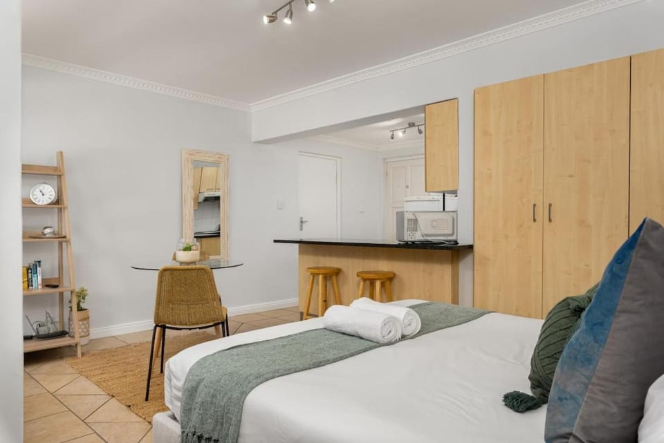 Planet Africa Studio | Pool | Gym | BBQ Apartment in Sea Point