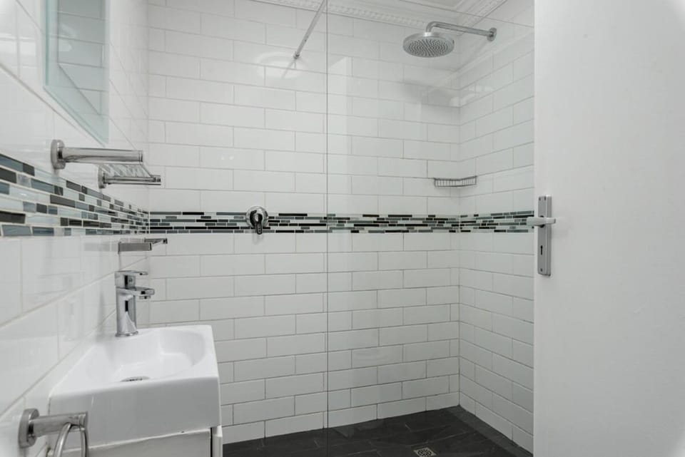 Planet Africa Studio | Pool | Gym | BBQ Apartment in Sea Point