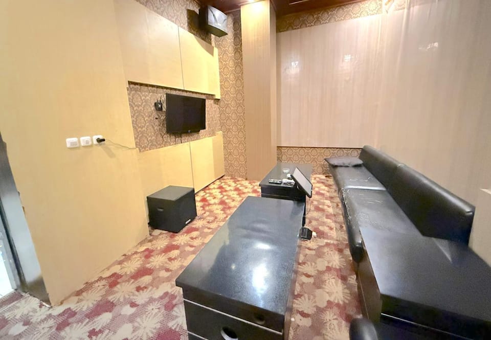 Communal lounge/ TV room, Karaoke, TV and multimedia, Living room, Seating area, Evening entertainment