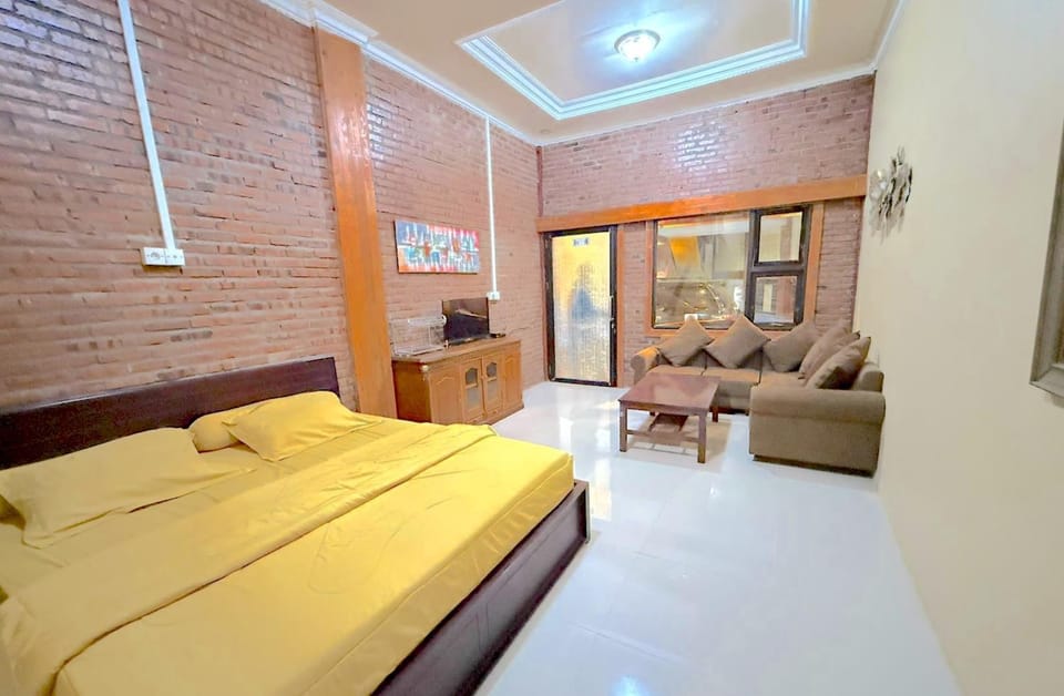Bed, TV and multimedia, Living room, Photo of the whole room, Seating area, Bedroom