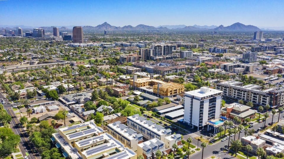 Contemporary Studio Hub in DTPH - Pool & Parking Apartment in Phoenix
