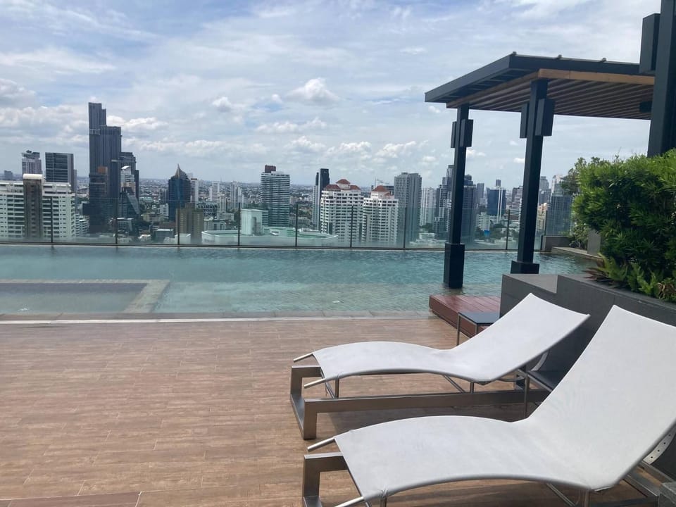 Free Airport Pick Up Rooftop Pool Gym near BTS Emquartier Shopping city center House in Bangkok