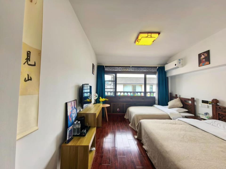 Bed, TV and multimedia, Living room, Photo of the whole room, Seating area, Bedroom, air conditioner