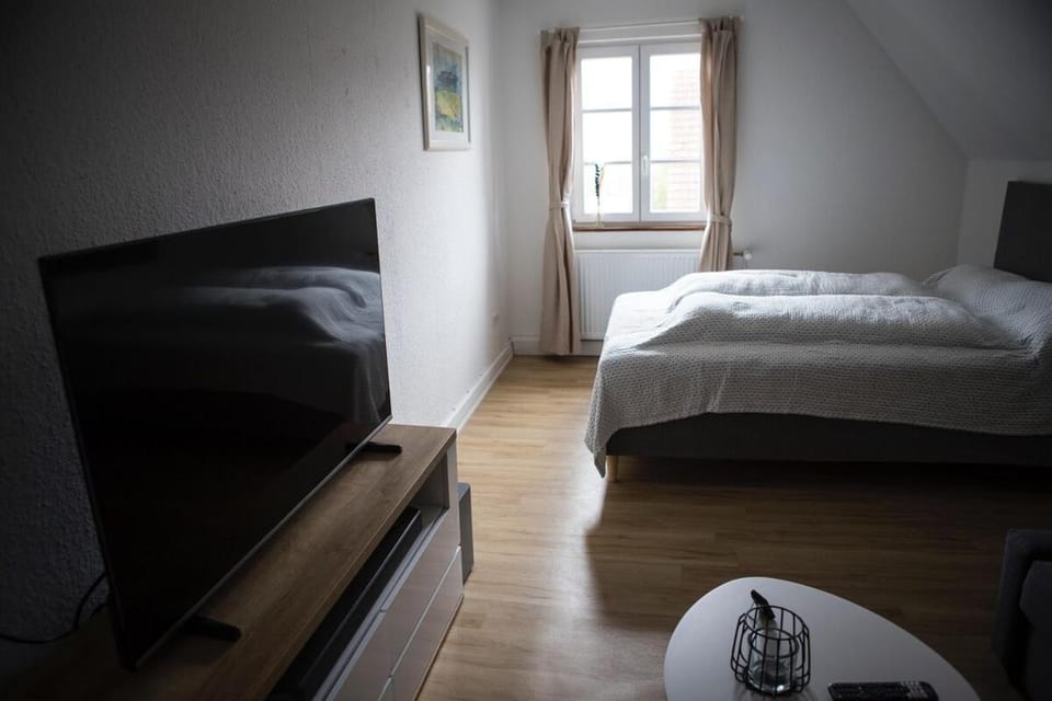 Bed, TV and multimedia, Bedroom