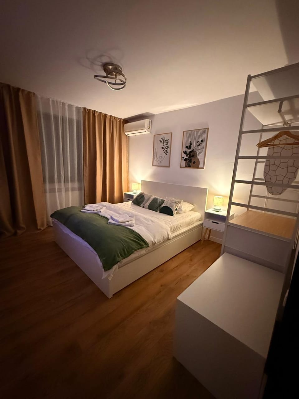 Bed, Photo of the whole room, Bedroom