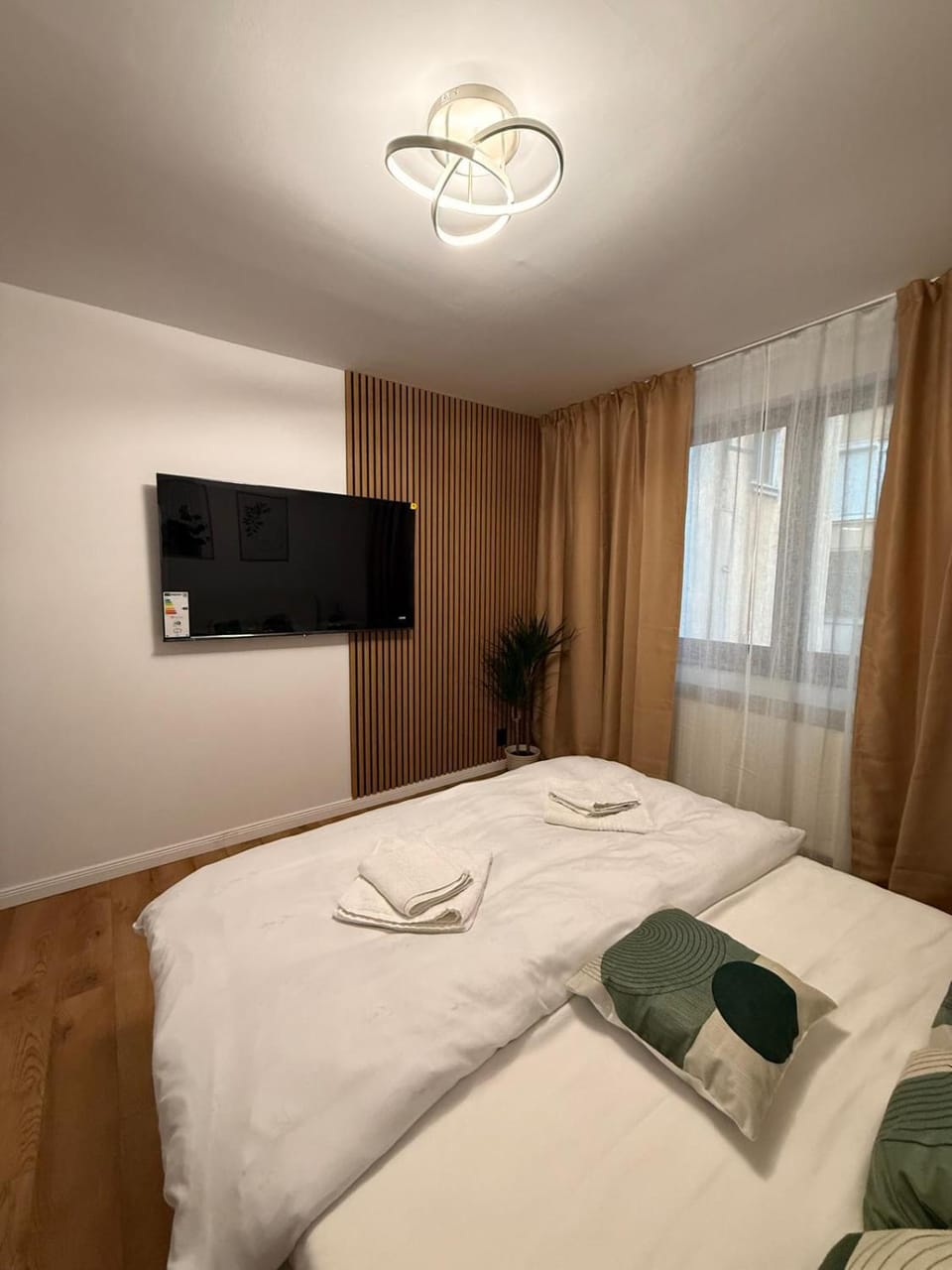 Bed, TV and multimedia, Photo of the whole room, Bedroom