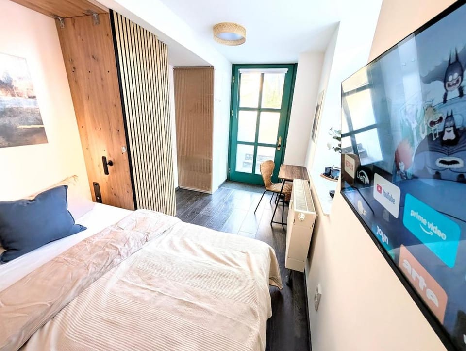 Bed, TV and multimedia, Photo of the whole room
