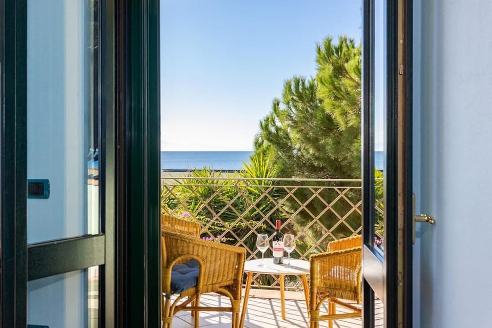 Patio, Natural landscape, View (from property/room), Balcony/Terrace, Dining area, Sea view