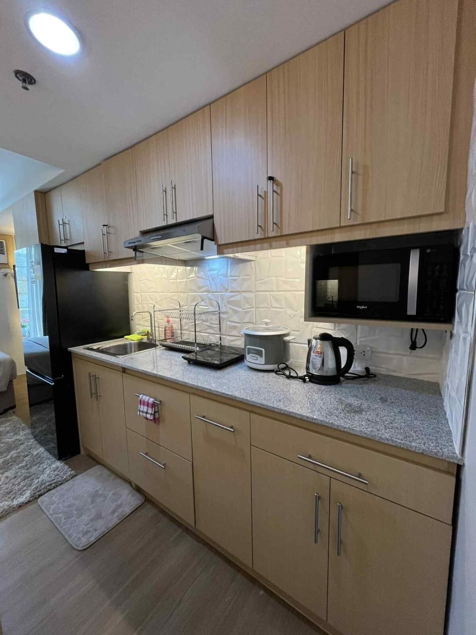 Kitchen or kitchenette, dishwasher, stove