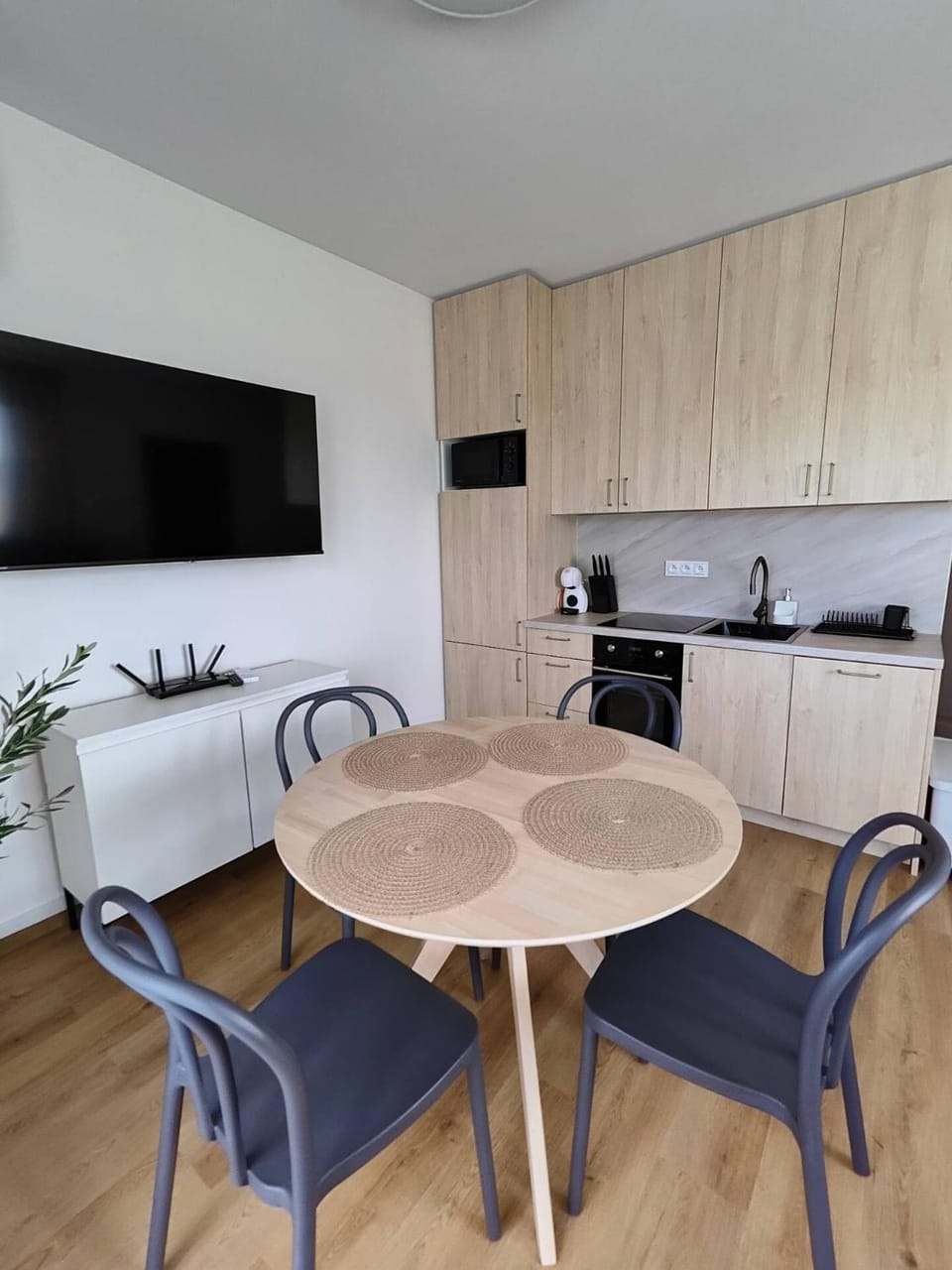 Kitchen or kitchenette, Living room, Seating area, Dining area, pet friendly, stove