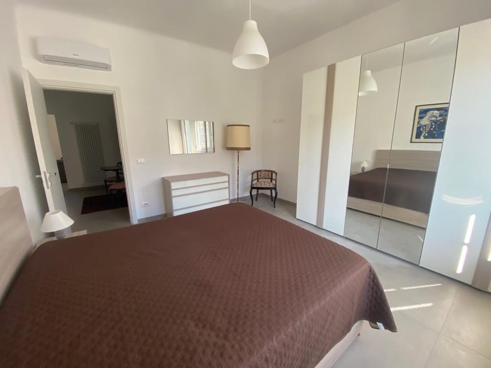 Photo of the whole room, Bedroom, wardrobe, air conditioner