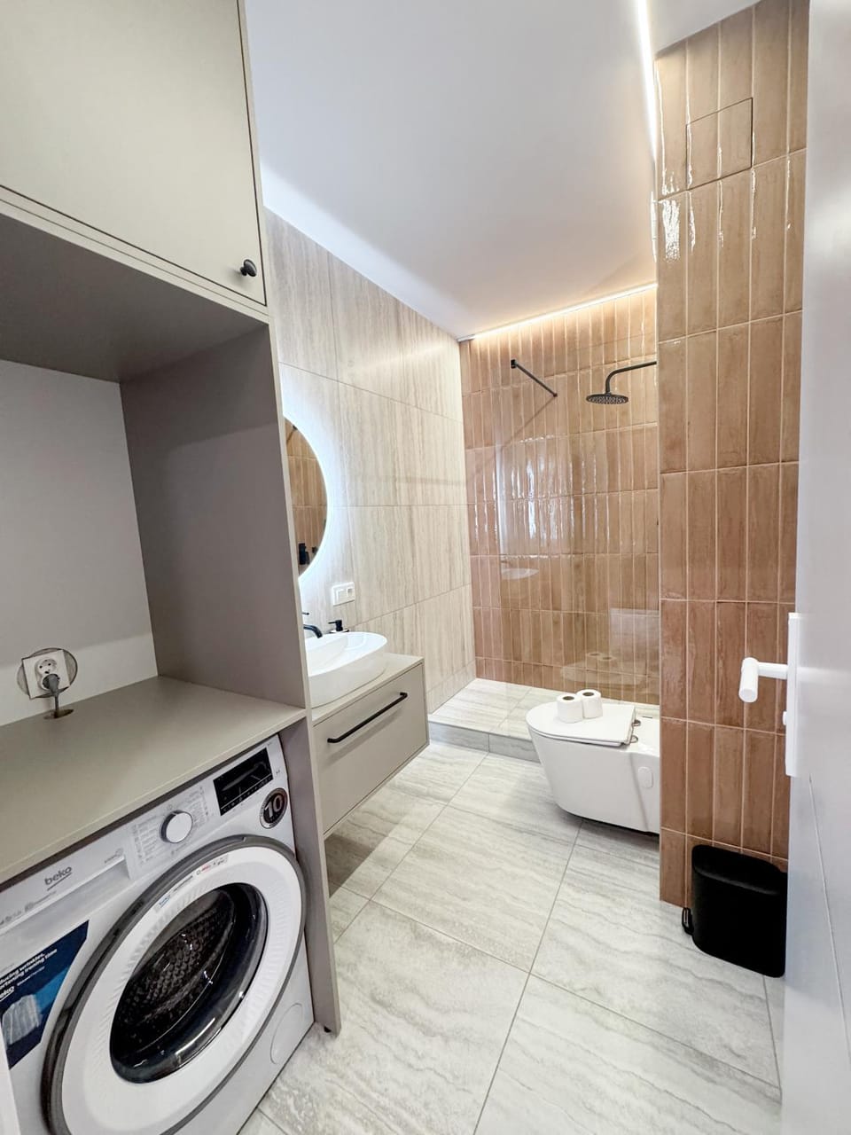 Sky Escape - Private Parking, Kingsize Bed & More Apartment in Cluj-Napoca