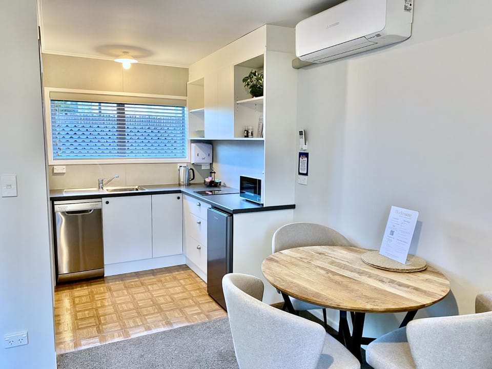 Dining area, dishwasher, kitchen, air conditioner