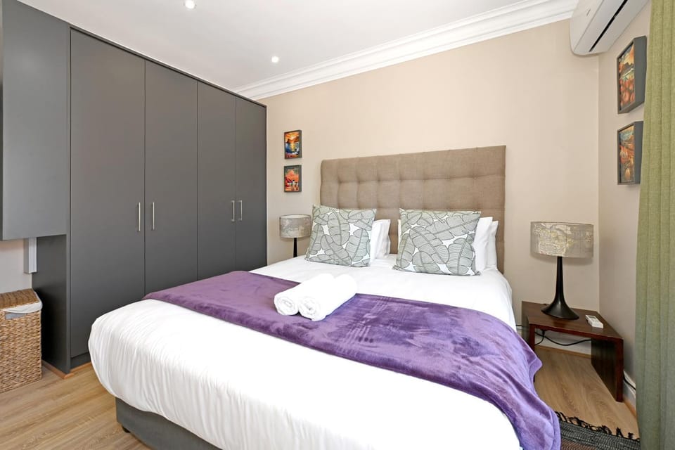 Sunny Sea Point Apartment with Private Balcony Apartment in Sea Point