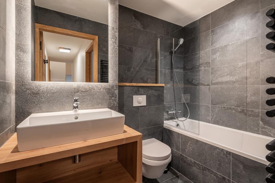 Shower, Toilet, Bathroom, Bath, towels