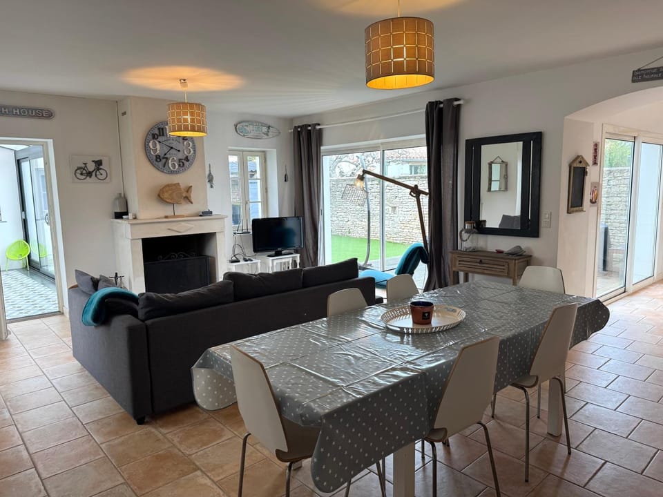 TV and multimedia, Living room, Dining area