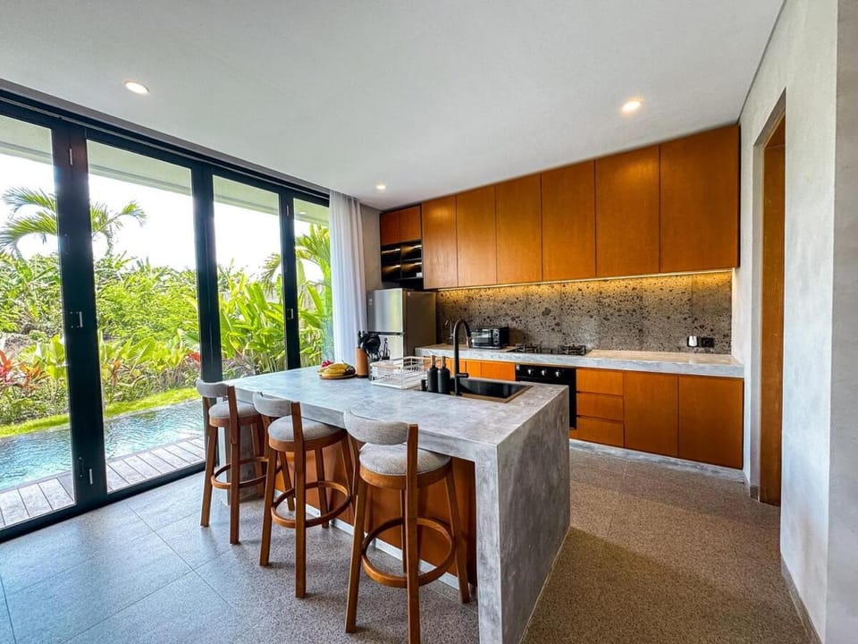 Villa Ini - Serene Tropical Pool Retreat Near Tanah Lot Villa in Kediri