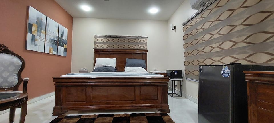 Bed, Photo of the whole room, Seating area, Bedroom