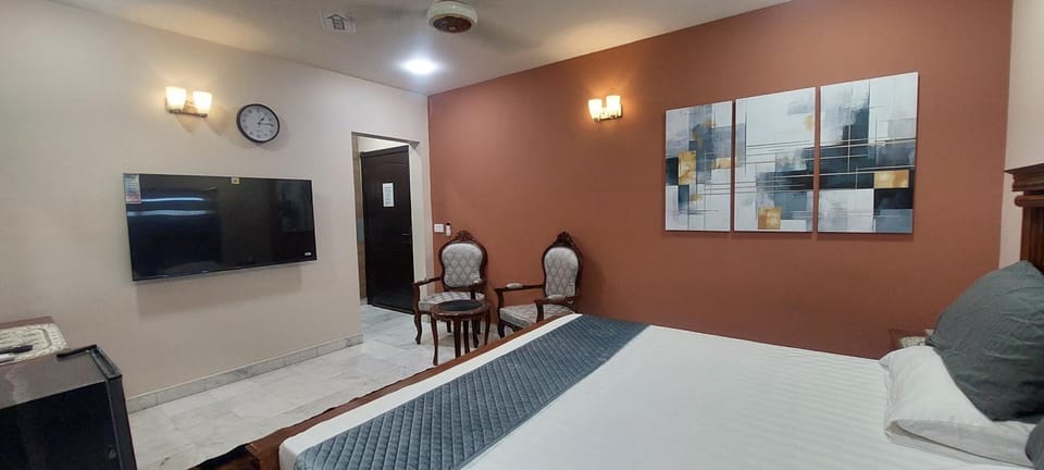 Bed, TV and multimedia, Photo of the whole room, Bedroom