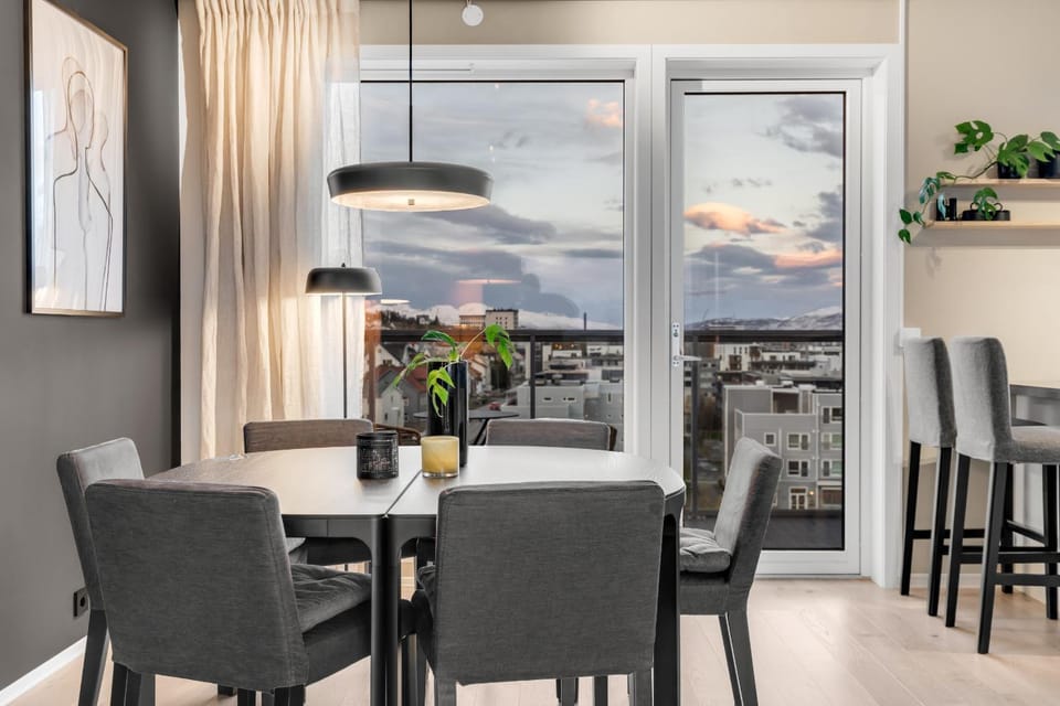 View (from property/room), Balcony/Terrace, Kitchen or kitchenette, Seating area, Dining area