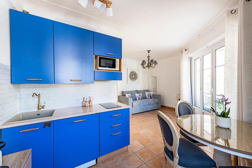 Kitchen or kitchenette, Living room, Seating area, Dining area, minibar, stove