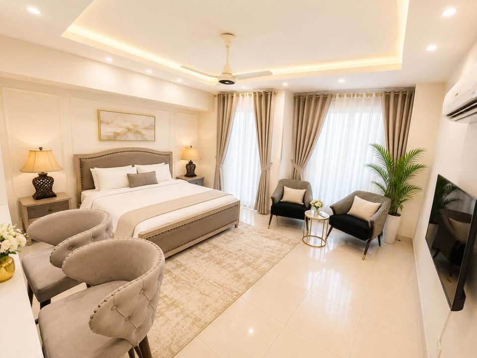 Bed, TV and multimedia, Living room, Photo of the whole room, Seating area, Bedroom