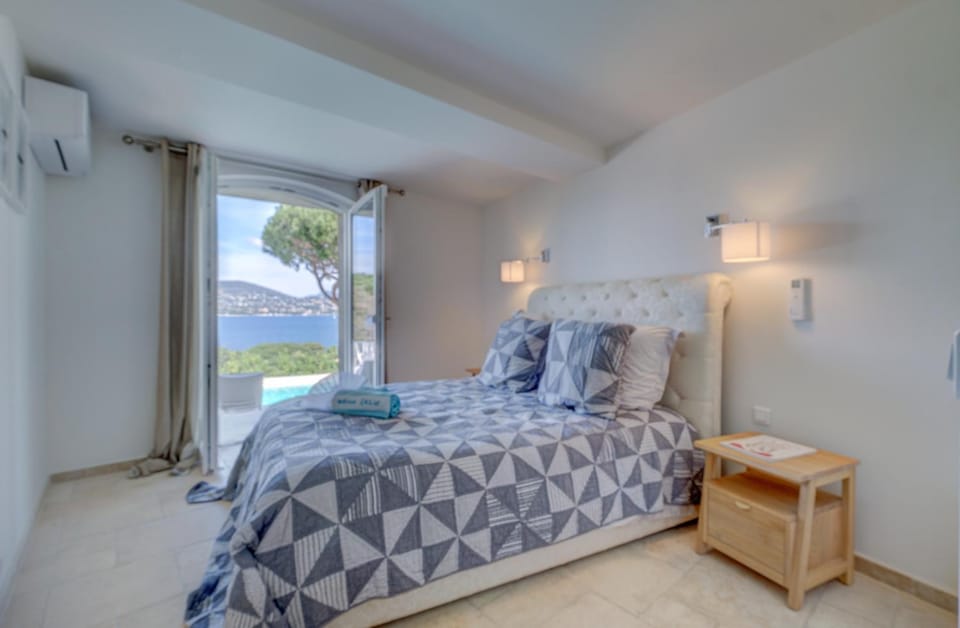 Bed, Natural landscape, Photo of the whole room, Bedroom, towels