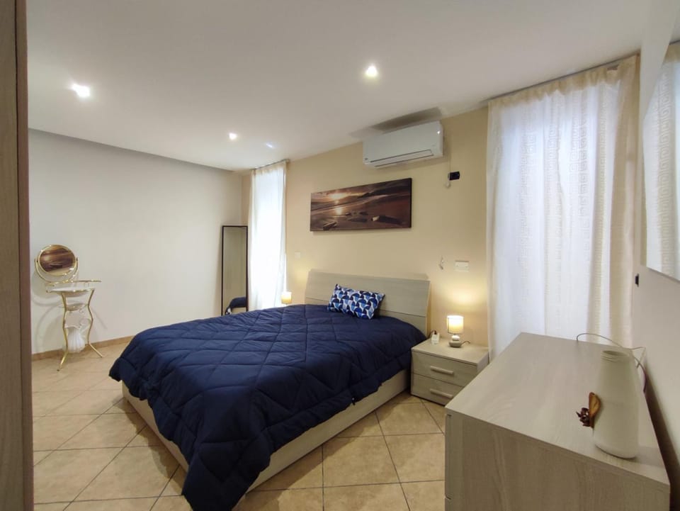Bed, Photo of the whole room, Bedroom, air conditioner