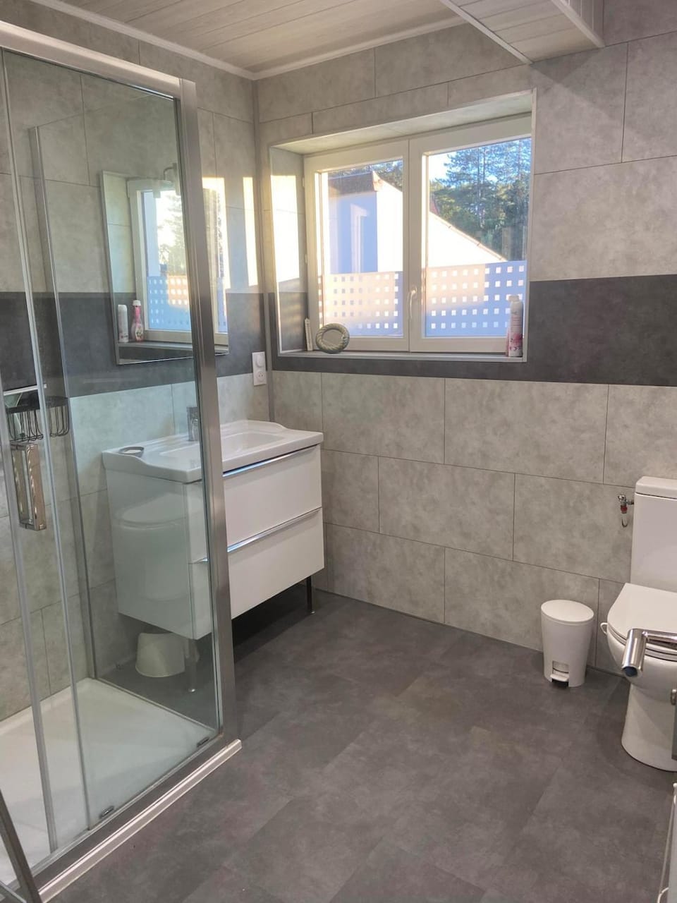 Shower, Toilet, Bathroom, towels