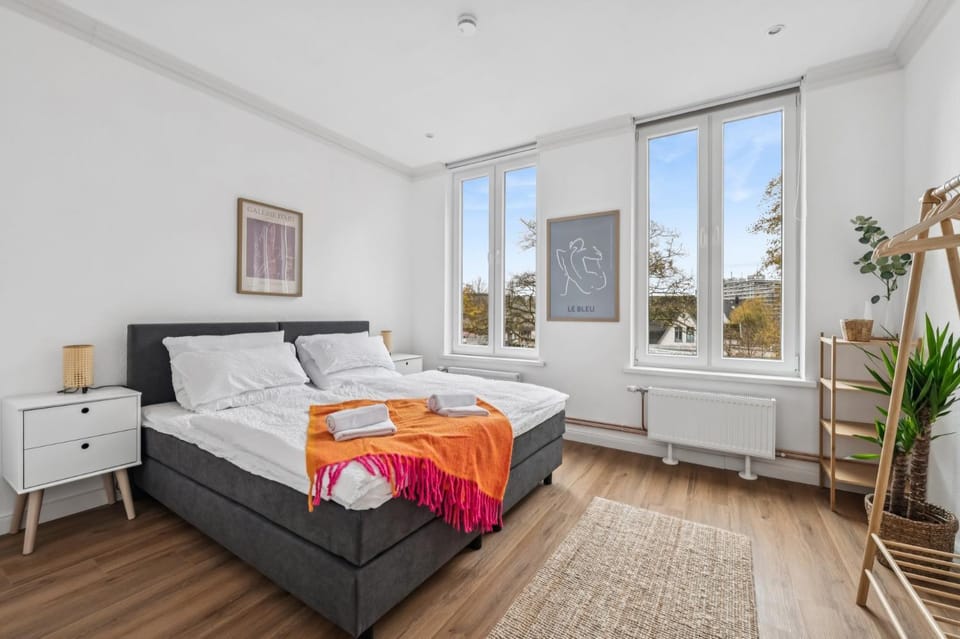 Bed, Bedroom, towels
