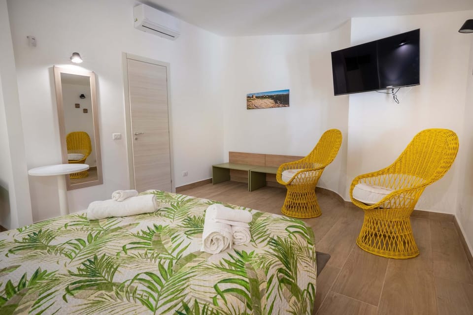 Bed, TV and multimedia, Photo of the whole room, Seating area, Bedroom, towels, wardrobe, air conditioner